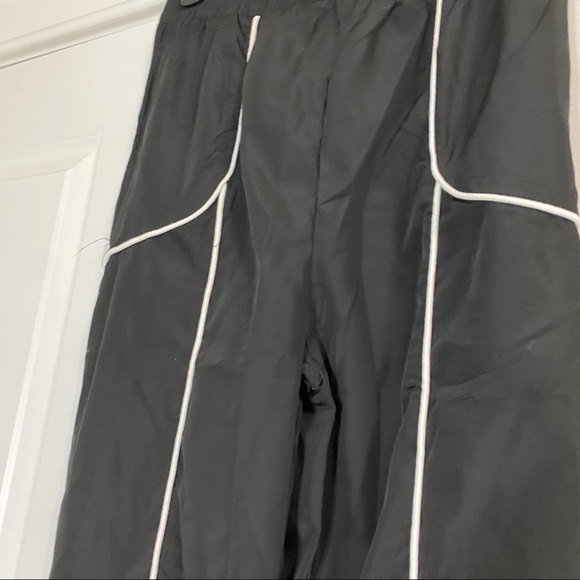 Fashion Nova windbreaker pants - Picture 2 of 5